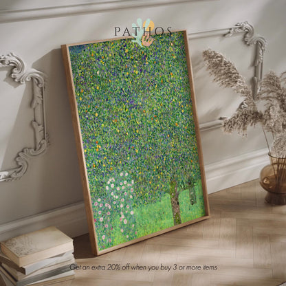 Rosenbüsche unter den Bäumen
