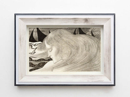 Jeune femme aux cheveux ondulés